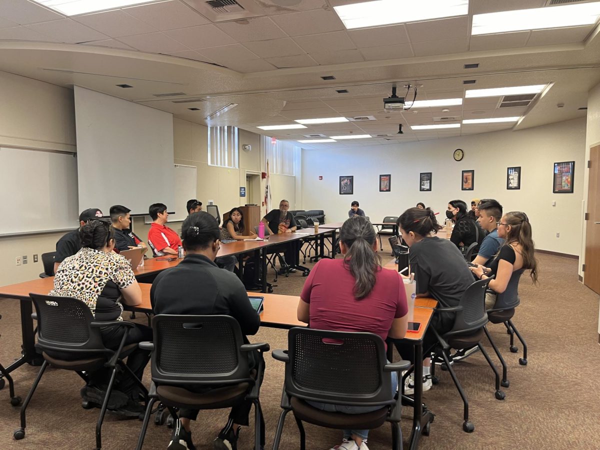 Student and faculty all discussing the topic “Gender Pressures & Cosmetic Surgery.”